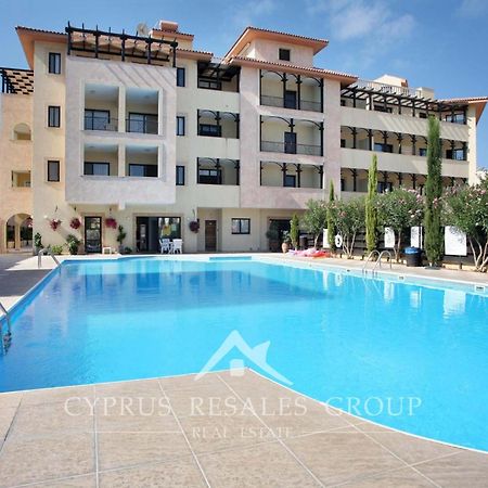 Pool Side 2 Bedroom Queens Gardens Complex Paphos Bagian luar foto