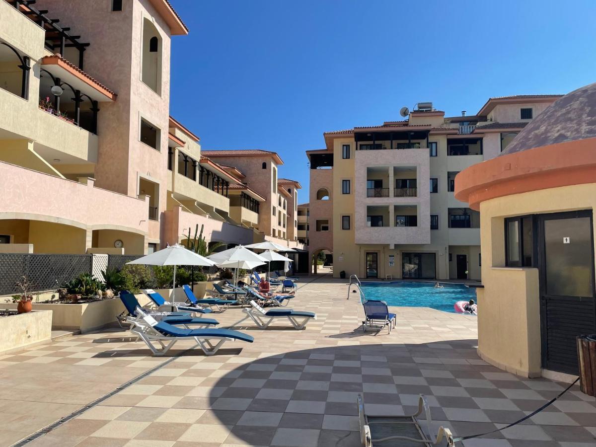 Pool Side 2 Bedroom Queens Gardens Complex Paphos Bagian luar foto