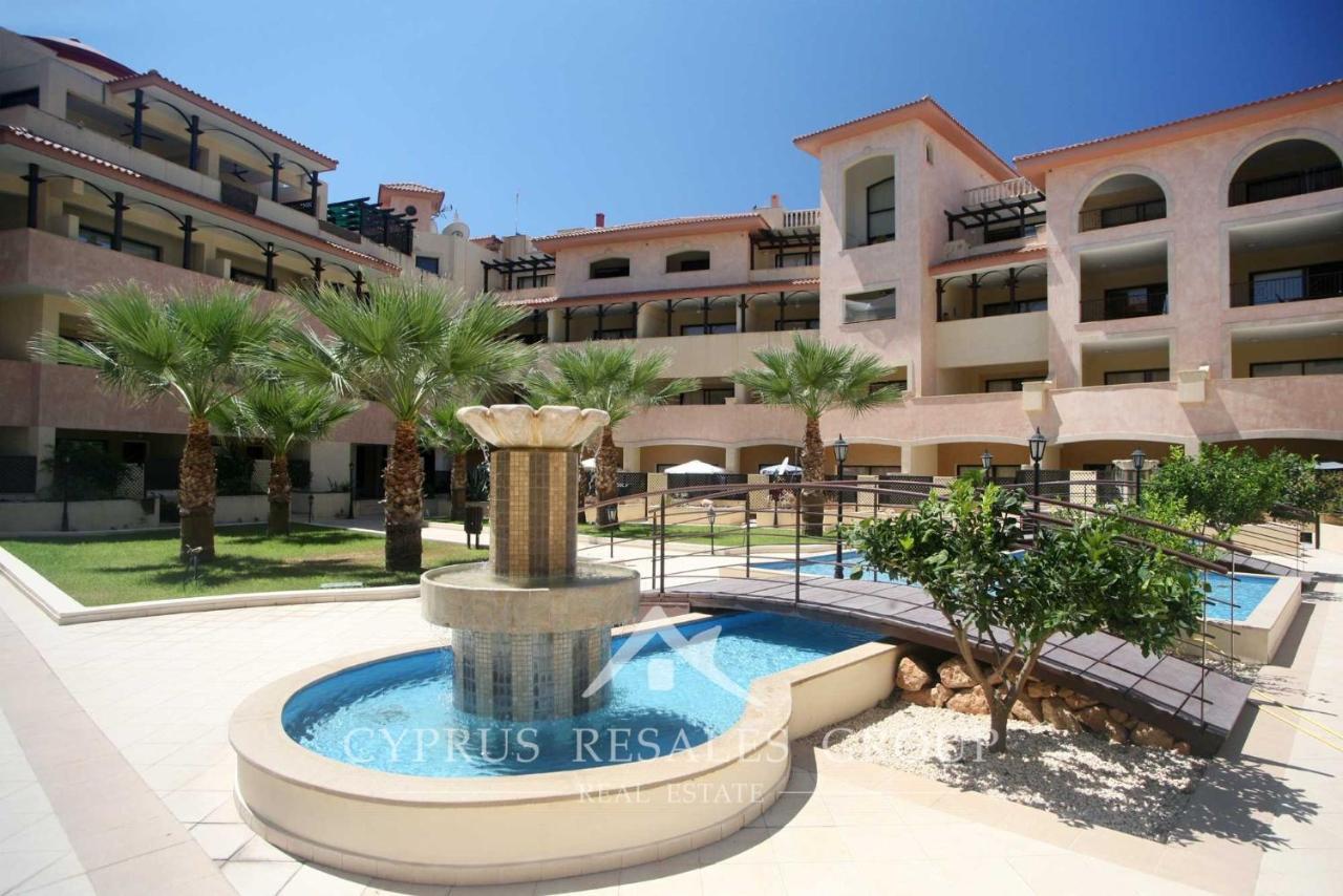 Pool Side 2 Bedroom Queens Gardens Complex Paphos Bagian luar foto