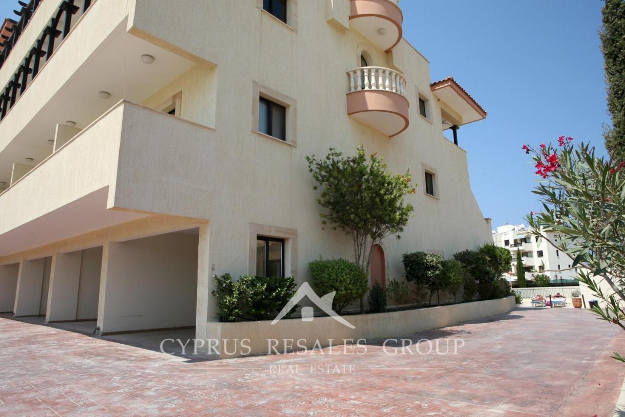 Pool Side 2 Bedroom Queens Gardens Complex Paphos Bagian luar foto