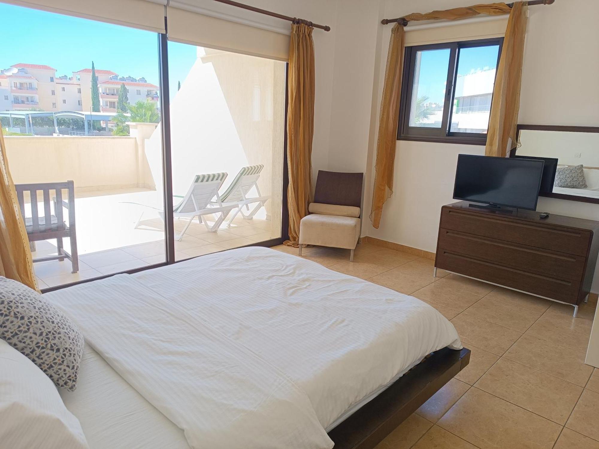 Pool Side 2 Bedroom Queens Gardens Complex Paphos Bagian luar foto