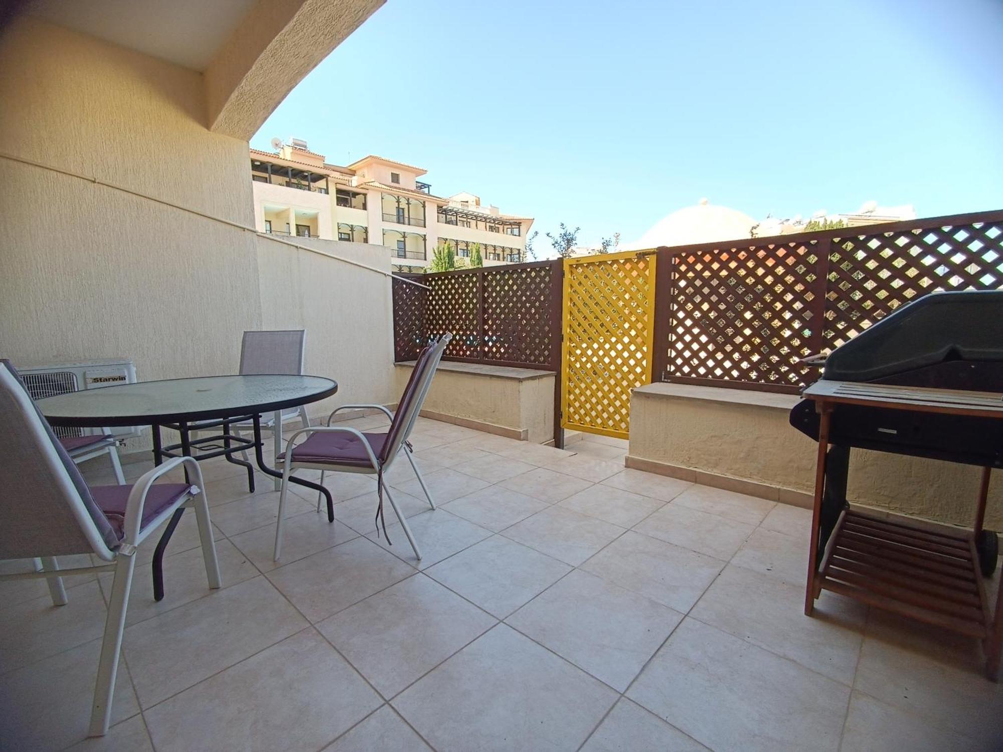 Pool Side 2 Bedroom Queens Gardens Complex Paphos Bagian luar foto