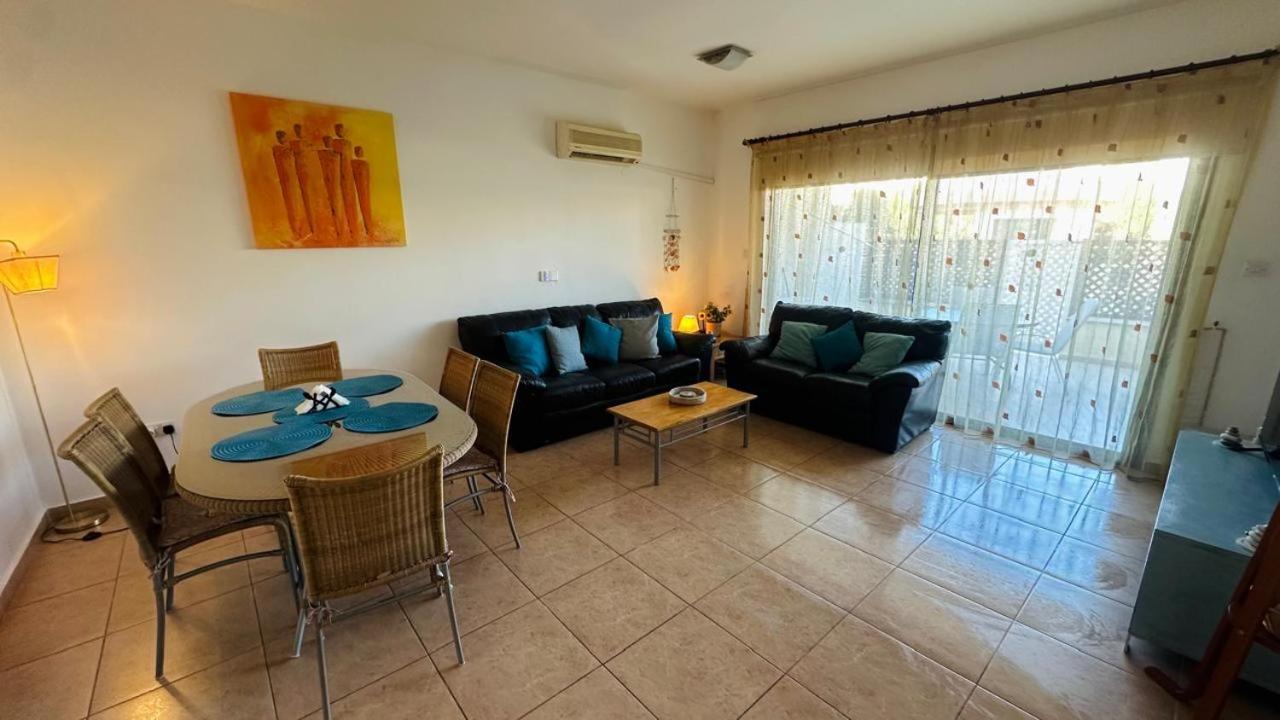 Pool Side 2 Bedroom Queens Gardens Complex Paphos Bagian luar foto